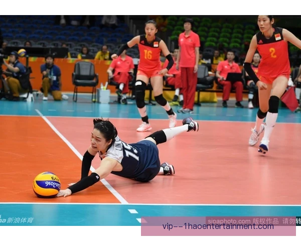 某前腰鱼跃救球成功，防守态度点燃全队士气